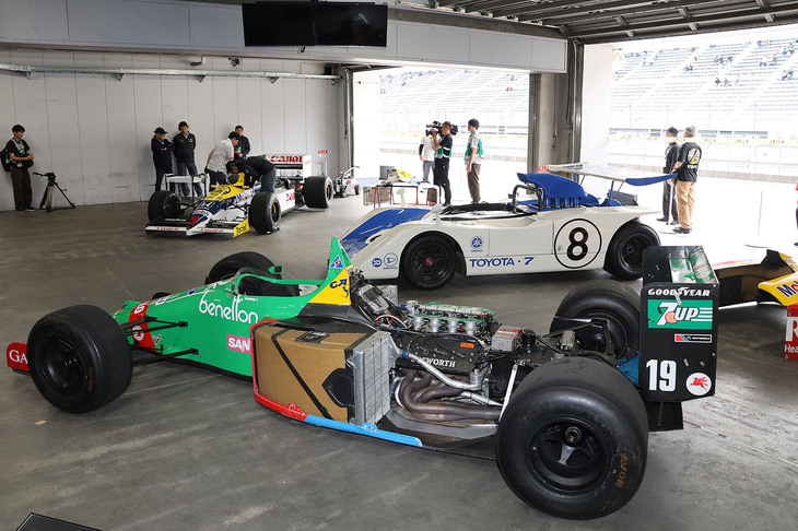 「シン・モーターファンフェスタ2026」の会場では、歴史的なレーシングカーを間近に見ることもできた。写真手前は1989年のF1日本グランプリのウィナー「ベネトンB189」で、その奥に見えるのは、トヨタ初の本格レーシングカーで「トヨタ7」である。