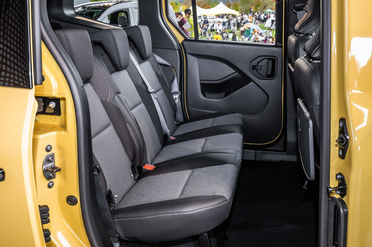 3座独立タイプのリアシートは、新型「カングー」にも受け継がれた。もちろん、ピクニックテーブルも備わっている。