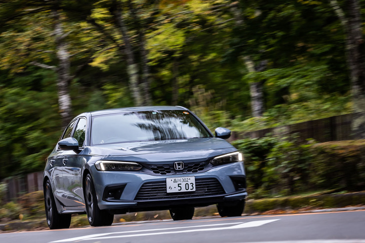 先代モデルにも使用されていた新世代プラットフォームをブラッシュアップ。高剛性の軽量素材や構造用接着剤が拡大採用された。サスペンションは従来型と同じく前ストラット式、後ろマルチリンク式となっている。