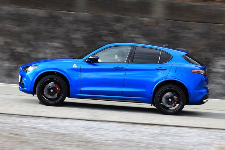 車両の骨格には、エンジン縦置きの「ジョルジオ」プラットフォームを採用。「マセラティ・グレカーレ」や「ジープ・グランドチェロキー」にも使われる、ステランティスの上級モデルではおなじみの骨格だ。