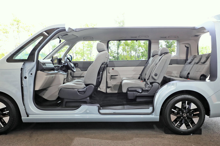 車内空間では、ダッシュボードと高さをそろえた水平なベルトライン（ガラスエリア下端のライン）が特徴。シートの設計を刷新するなど、随所で快適性の向上が図られている。（写真：荒川正幸）