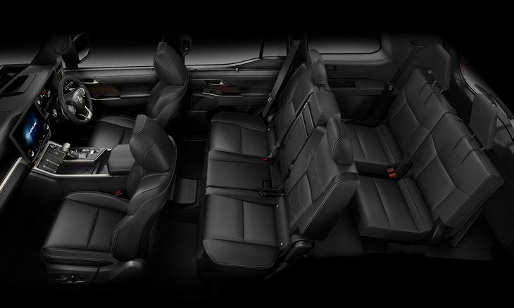 カタログモデルとして3列シートの7人乗りモデル「GX550“バージョンL”」も登場。内装色は写真の「ブラック」または「サドルタン」の2種類から選択できる。「GX550“オーバートレイル＋”」が1195万円であるの対してこちらの車両本体価格は1270万円となる。