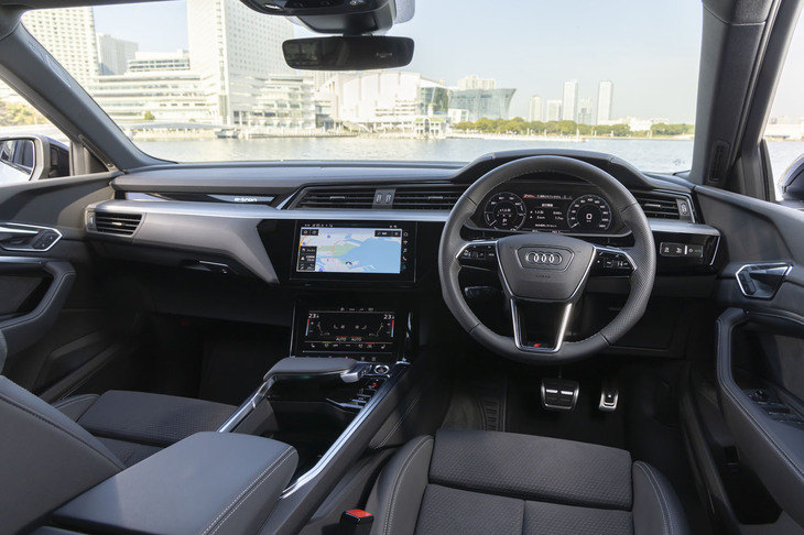 ダッシュ中央に上下2段式のタッチスクリーンをレイアウトしたインテリアは「A6」以上の上級モデル専用。シルバーとブラックの端正な雰囲気はアウディならでは。