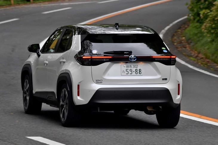 【トヨタ・ヤリス クロス ハイブリッドZのスペック】
	ボディーサイズ：全長×全幅×全高＝4180×1765×1560mm／ホイールベース：2560mm／車重：1190kg／駆動方式：FF／エンジン：1.5リッター直3 DOHC 12バルブ／モーター：交流同期電動機／トランスミッション：CVT／エンジン最高出力：91PS（67kW）/5500rpm／エンジン最大トルク：120N・m（12.2kgf・m）/3800-4800rpm／モーター最高出力：80PS（59kW）／モーター最大トルク：141N・m（14.4kgf・m）／タイヤ：（前）215/50R18 92V／（後）215/50R18 92V（ダンロップ・エナセーブEC300＋）／燃費：27.8km/リッター（WLTCモード）／31.3km/リッター（JC08モード）／価格：258万4000円
	
	【取材時の燃費データ】
	テスト距離：203.8km（市街地1：高速道路7：山岳路2）／使用燃料：12.4リッター（レギュラーガソリン）／参考燃費：16.4km/リッター（満タン法）／19.1km/リッター（車載燃費計計測値）