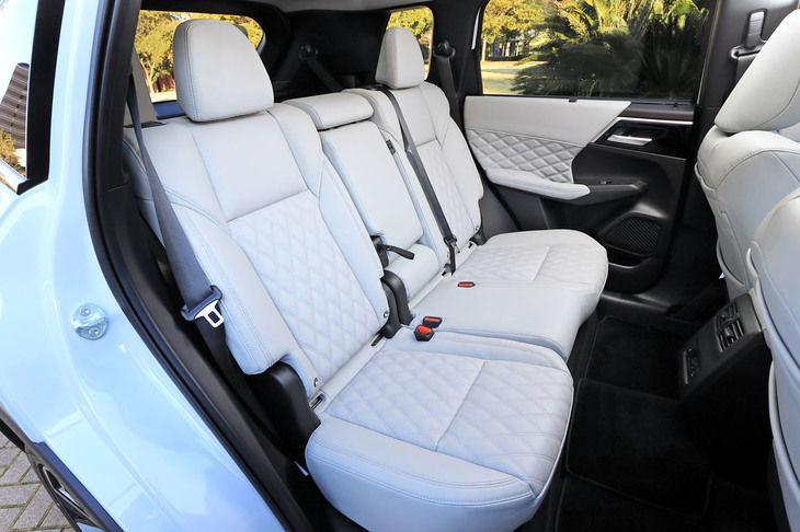 2列目シートは4：2：4の分割可倒式（スライドは6：4の分割式）。「P」では座面と背もたれにヒーターが内蔵されるほか、空調も前席とは別に温度調整できる、3ゾーン独立温度調整式となる。