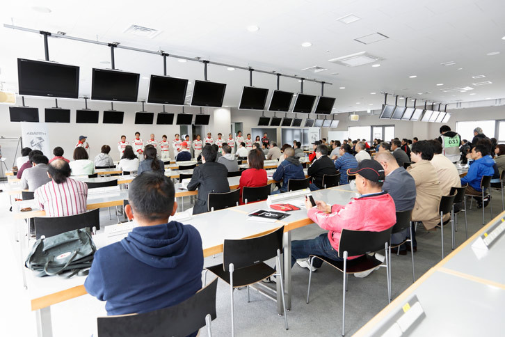 開会式の様子。講師には現役のレーシングドライバーやラリードライバーも名を連ねている。