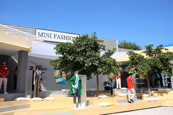 「ピッティ・イマージネ・ウオモ94」の会場に設けられたMINIのパビリオン。MINIは、アイコニックなデザインと都会的なライフスタイルを象徴するブランドとして、2015年から参加している。