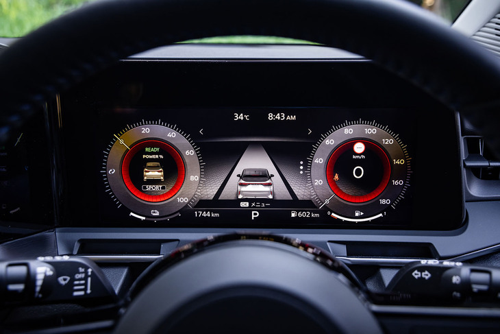 ベールモデルと同様に「ノート オーラAUTECH」にも「NORMAL」「ECO」「SPORT」の3つのドライブモードが設定される。写真はSPORTモードを選択した際のメーターパネル表示。
