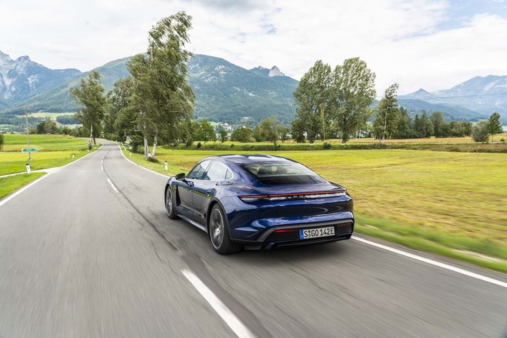 「タイカン」は前後アクスルにそれぞれモーターを搭載。「ターボ」「ターボS」では、通常時はシステム最高出力625PSを発生する。