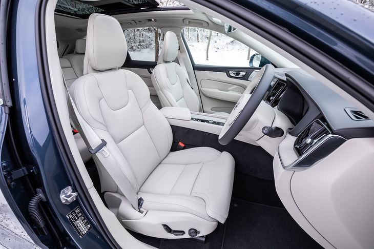 質感のいいパーフォレーテッドファインナッパレザーシートを採用する「インスクリプション」グレード。前席にはヒーターとベンチレーションのほか、マッサージ機能が備わっている。
