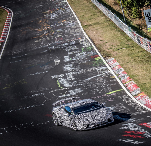 ノルドシュライフェを走る、「ウラカン ペルフォルマンテ」。2015年に「アヴェンタドールSV」でタイムアタックした、ランボルギーニのテストドライバーであるマルコ・マペリがステアリングを握った。