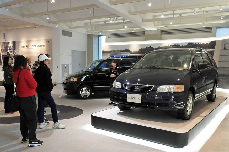 日本のファミリーカーやレジャーカーに多大な影響を与えた、ホンダの隠れた傑作といえば、1990年代に登場した一連の「クリエイティブ・ムーバー」だ。実は「FF乗用車用のプラットフォーム＆生産ラインしかない！」という制約が生んだ“苦肉の策”だったのだが、その後の大成功は皆さんご存じのとおり。写真右が「オデッセイ」（1994年）。同左が「S-MX」（1996年）。その奥に、青い屋根だけのぞいているのが「ステップワゴン」（1996年）。