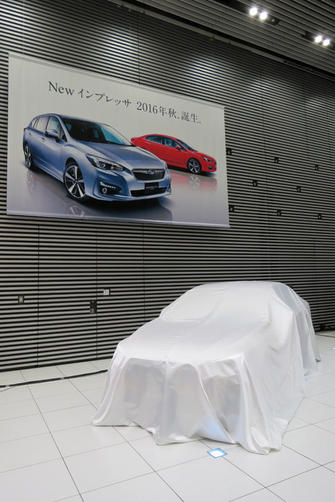アンベールを待つ「インプレッサG4」。新型「インプレッサ」は2016年秋に発売となる。