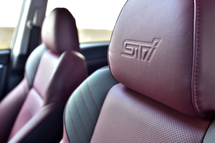 フロントシートのヘッドレストには「STI」のロゴが入る。