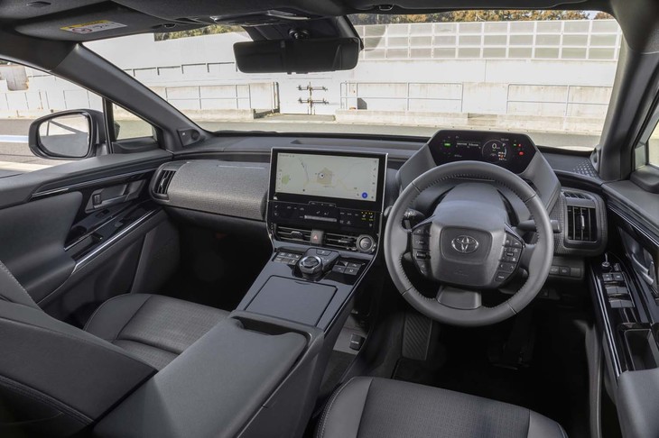 インストゥルメントパネルの上面が低く抑えられているためキャビンは開放感にあふれる。助手席の前方部分などにはファブリックが貼られている。