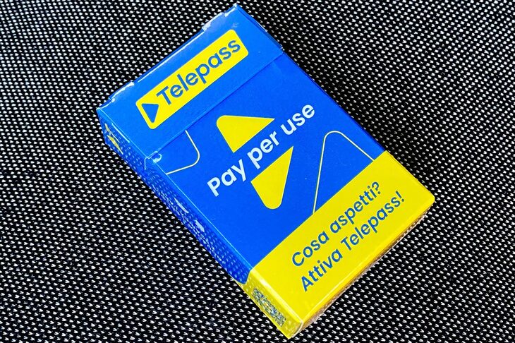 パッケージはタバコの包装と同じ大きさ。将来、自動販売機での供給も考えての選択と思われる。