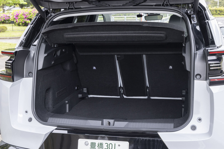 荷室容量は565リッター。荷室床面は2段階の調整式で、リアシートの背もたれを前方に倒した場合は上段に設置することでほぼフラットな荷室床面が出現する。