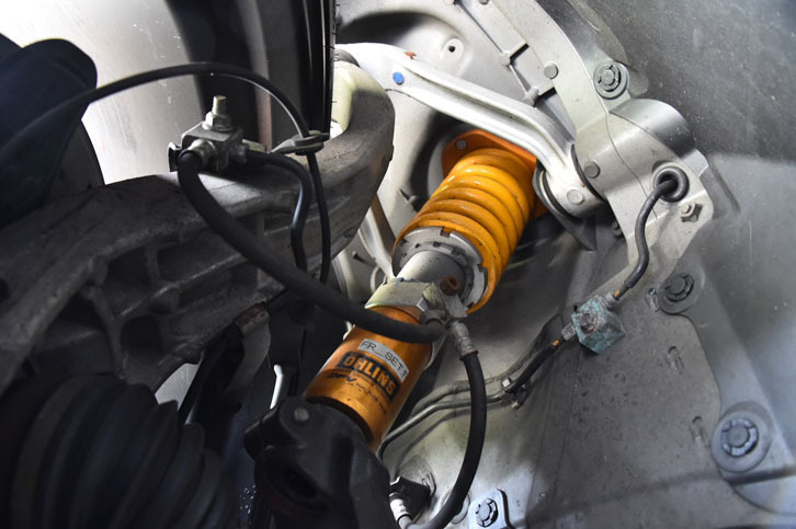 足まわりは、アーム類を2013年の仕様へとバージョンアップさせた上で、スポーツサスペンションキットが組み込まれている。