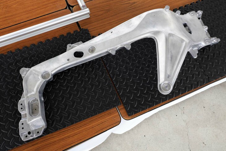 2024年4月のマイナーチェンジで走りも進化した「MT-09」。フレームは新しい鋳造技術によって、最も薄い部分の肉厚を1.7mmにまで抑えて軽量化。同時に車両剛性の最適化も実現している。