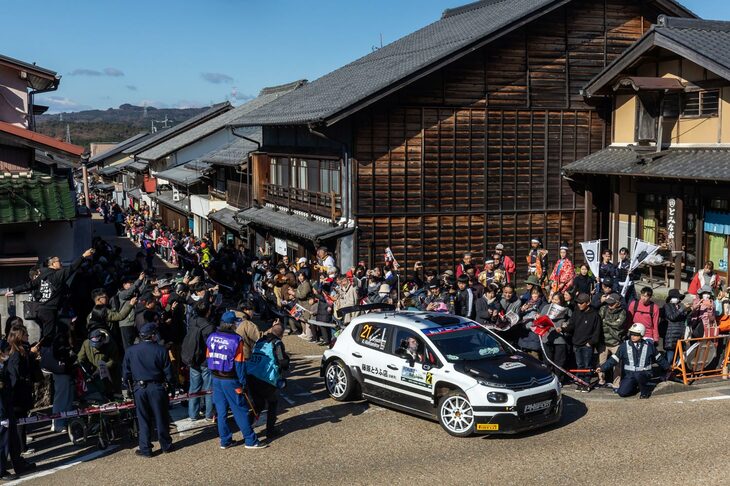 観衆の注目を集めていた、藤原とうふ店カラーの「シトロエンC3ラリー2」。