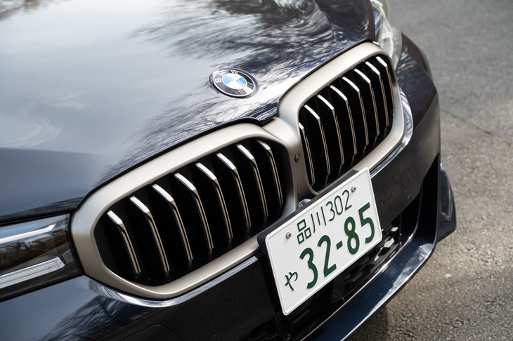 2020年秋のマイナーチェンジではグリルの意匠も変更。よりワイドな形状となったが、「7シリーズ」や「4シリーズ」のように“巨大化”することはなかった。