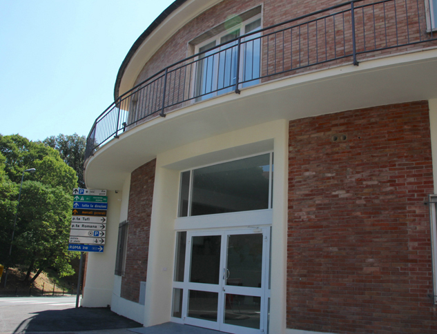 知人アンドレアがインノチェンティの代理店を営んでいた建物。その後テナントとして入ったホテルも数年前に閉じてしまった。