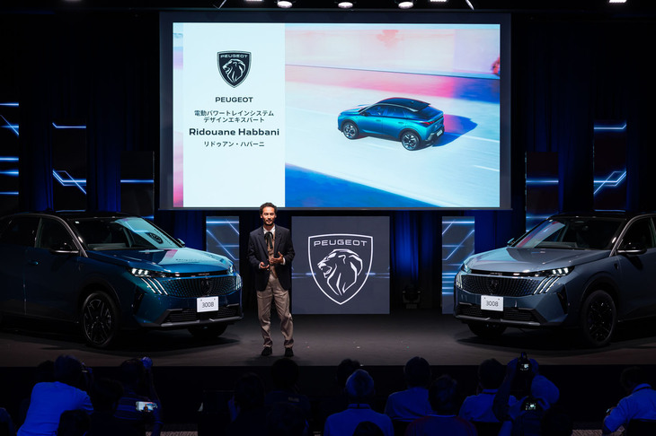 「プジョー3008」の発表イベントでステージに立ったプジョー電動パワートレインシステムデザインエキスパートのリドゥアン・ハバーニ氏。