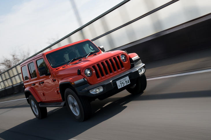 「ラングラー」の燃費は仕様によって大きく異なり、4ドアの2リッターターボ車は11.5km/リッター、4ドアの3.6リッター車は9.2km/リッター、2ドアの3.6リッター車は9.6km/リッターとなっている（いずれもJC08モード）。