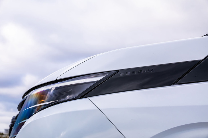 セレナe-POWERハイウェイスターVプロトタイプ（ボディーサイドの「SERENA」エンブレム）