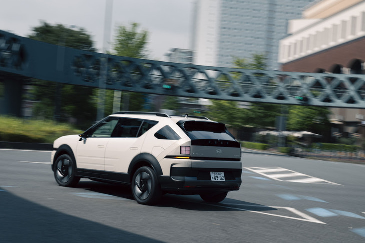 2t近い車重にもかかわらず、走りはスムーズで軽快。最小回転半径5.5mという取り回しのよさもセリングポイントの一つである。