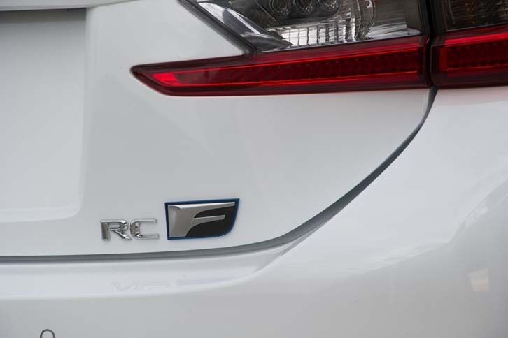 “F”が強調された「RC F」のエンブレム。Fは富士スピードウェイのイニシャルに由来する。