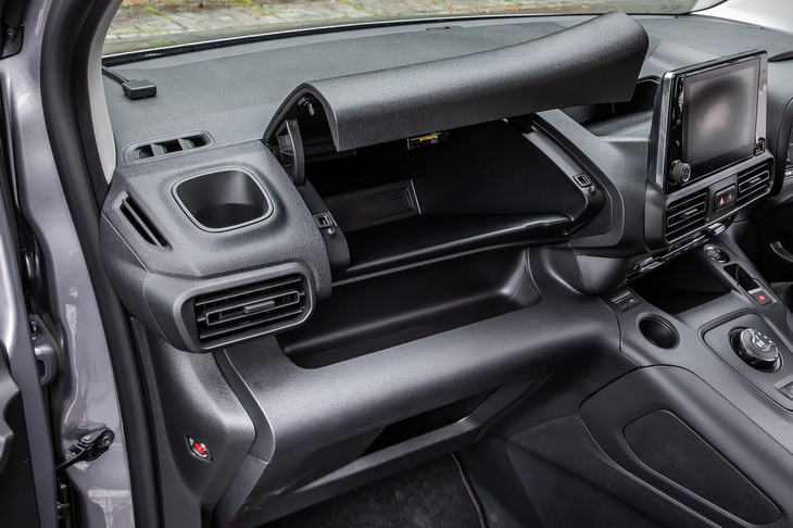 助手席側のダッシュボード上部に車検証ケースが入るグローブボックスが備わるほか、同中央部と下部にオープンタイプの収納スペースが設けられている。