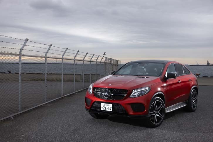 「GLEクーペ」ファミリーには、3リッターV6ディーゼルエンジン（258ps／63.2kgm）を搭載する「GLE350d 4MATICクーペ」「GLE350d 4MATICクーペ スポーツ」の他に、5.5リッターV8ツインターボ（585ps／77.5kgm）を搭載する、「AMG GLE63 S 4MATICクーペ」がラインナップされる。