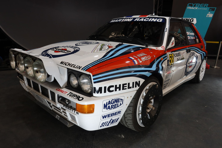 東京都内で開催されたお披露目会には、マルティーニレーシングカラーの「ランチア・デルタHFインテグラーレ エボルツィオーネ」（1992年のWRCツール・ド・コルス仕様）が展示された。