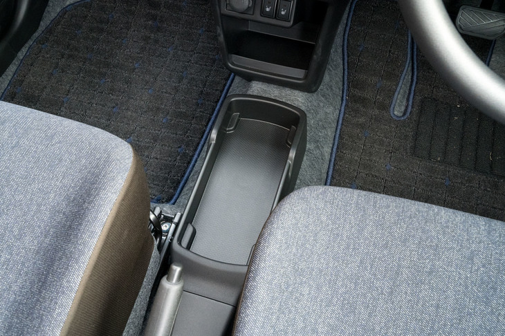 前席の間に備わるフロアコンソールトレー。ボックスティッシュをしっかりと保持できるよう、形状が工夫されている。