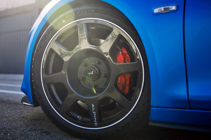 足もとの仕様は、ミシュランのハイグリップタイヤ「パイロットスポーツ カップ2」と、軽量なフルカーボンホイールの組み合わせ。前と後ろでホイールの開口部の大きさが異なっているが、これはフロントホイールがブレーキの冷却性を、リアホイールがエアロダイナミクスを重視しているためだ。