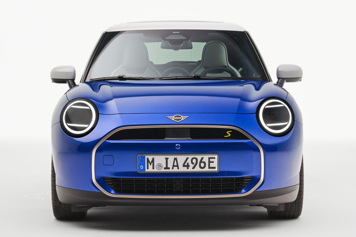 「MINIクーパー」を前から見ると、バンパーの左右下部が削り込まれており、意外と頬がシュっとしている。真正面からでもタイヤがのぞいて見えるほどだ。