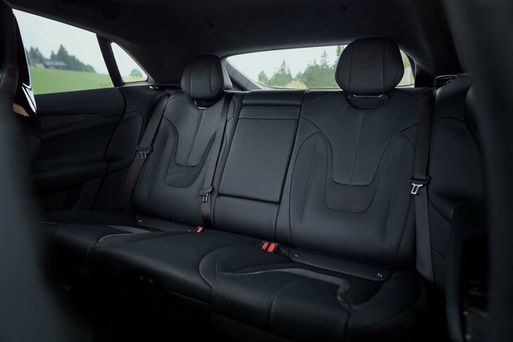 後席は写真のベンチタイプ（定員3人）のほかに、独立型の2座も選べる。