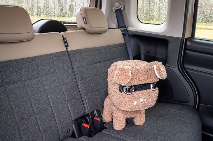 新型の登場に合わせて「デリカミニ」のキャラクターである「デリ丸。」も2代目に進化した。写真のぬいぐるみは、発売前に予約注文したカスタマー向けに用意されたギフトアイテム。