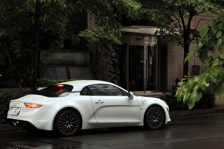 「A110」は、仏ルノーの擁するスポーツカーブランド、アルピーヌのミドシップスポーツモデルである。アルミ製の軽量ボディーが実現する爽快な走りと、他のどんなモデルにも似ていない独創的なデザインが魅力だ。