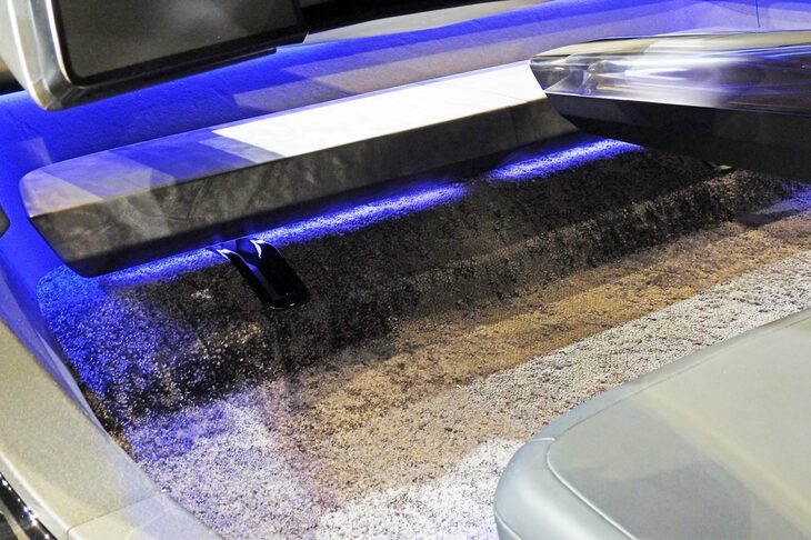 自動運転時にリラックスして足を伸ばせるよう、ペダル類は存在しない。