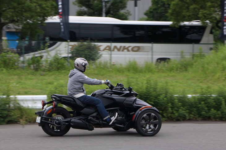徐々にスピードに乗った走りができるようになってきた。「F3」のほうがスポーツカー的な性格で、ガンガン走りたくなる。