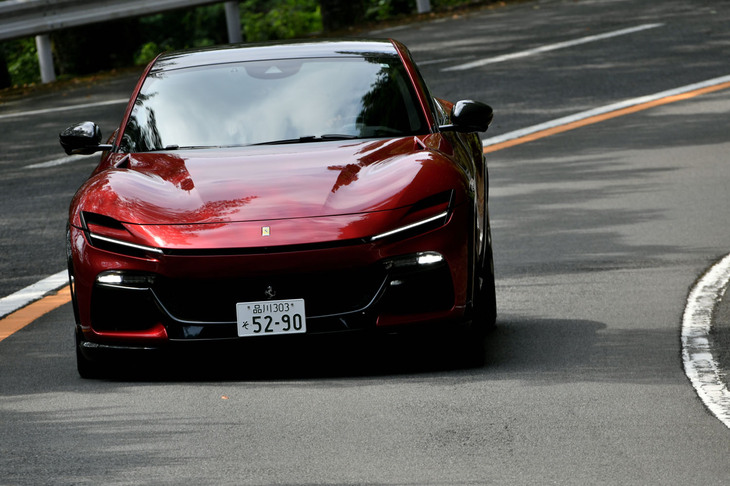 【フェラーリ・プロサングエのスペック】
	ボディーサイズ：全長×全幅×全高＝4973×2028×1589mm／ホイールベース：3018mm／車重：2210kg（車検証記載値）／駆動方式：4WD／エンジン：6.5リッターV12 DOHC 48バルブ／トランスミッション：8段AT／最高出力：725PS（533kW）/7750rpm／最大トルク：716N・m（73.0kgf・m）/6250rpm／タイヤ：（前）255/35ZR22 99Y XL／（後）315/30ZR23 108Y XL（ミシュラン・パイロットスポーツ4 S）／燃費：17.3リッター/100km（約5.8km/リッター、WLTPモード）／価格：4760万円
	
	【取材時の燃費データ】
	テスト距離：359.0km（市街地2：高速道路6：山岳路2）／使用燃料：60.0リッター（ハイオクガソリン）／参考燃費：6.0km/リッター（満タン法）