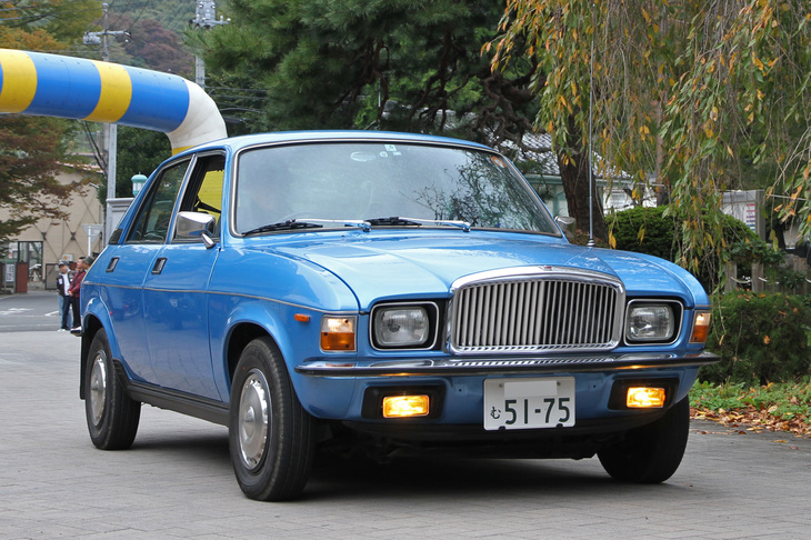 1974年「ヴァンデン・プラ1500」。小さな高級車として知られる「ヴァンデン・プラ・プリンセス」（コードネームADO16）の後継モデル。プリンセスと同様にFF小型車の「オースチン・アレグロ」（ADO67）をベースにパルテノン風のグリルを付け、内装をウォルナットと本革で高級化。日本ではかなり珍しい。