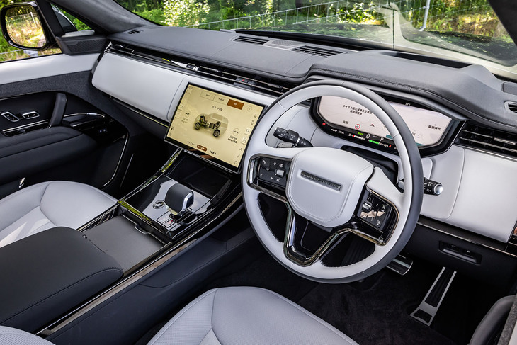 スイッチ類を削減し、より洗練されたデザインを追求したという「レンジローバー・スポーツ」のコックピット。インテリアカラーには「ライトクラウド／エボニー」と呼ばれるホワイトとブラックのコンビカラーが選択されていた。