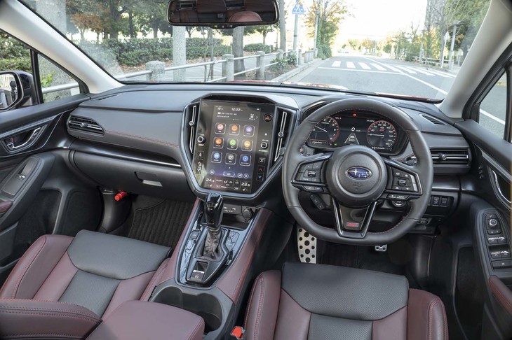 「デジタルコックピット」と名づけられた、新型「レヴォーグ」のコックピット周辺部。大型のセンターディスプレイや液晶タイプのメーターが目を引く。