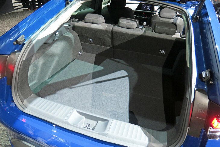 トヨタ・プリウス2.0L HEVプロトタイプ（ラゲッジスペース）