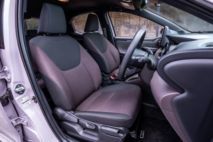 前席の着座位置は従来型の「ヴィッツ」比で21mm下げられた。運転席には「コンフォートシートセット」として、シートヒーターなどとセットとなるオプションの「運転席イージーリターン機能」が備わっていた。ワンアクションで記憶させた位置にシートをスライドさせる、乗り降りの際に便利な機能だ。