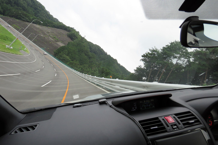 バンクの傾斜はご覧の通り。遠心力によって乗員には斜め下方向（実際には横方向だが）のGがかかるので、カメラを支えるのが大変だった。