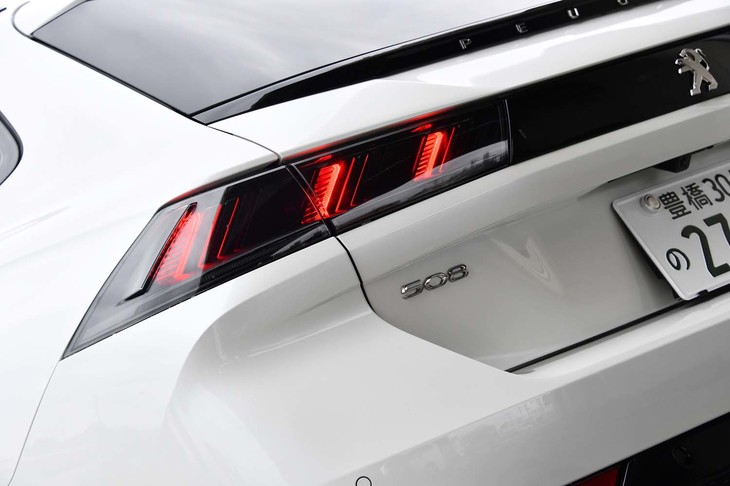 縦に光線が浮かび上がるリアコンビランプ。プジョーの象徴であるライオンの爪痕がモチーフとなっている。